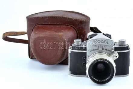 Régi Exa Jhagee Dresden márkájú fényképezőgép, Carl Zeiss Jena 2,8/50 ogjektívvel, kopott bőr tokban.