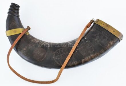 Vadászkürt, faragott szaru, működik, kopásokkal, h:39cm