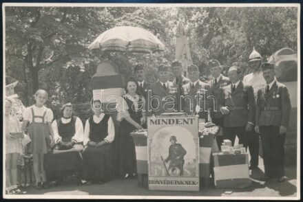 cca 1940 Mindent honvédeinknek, vintage fotó, hátoldalán Tizian Foto-Riport Újpest pecsétjével jelzett, 11×17 cm
