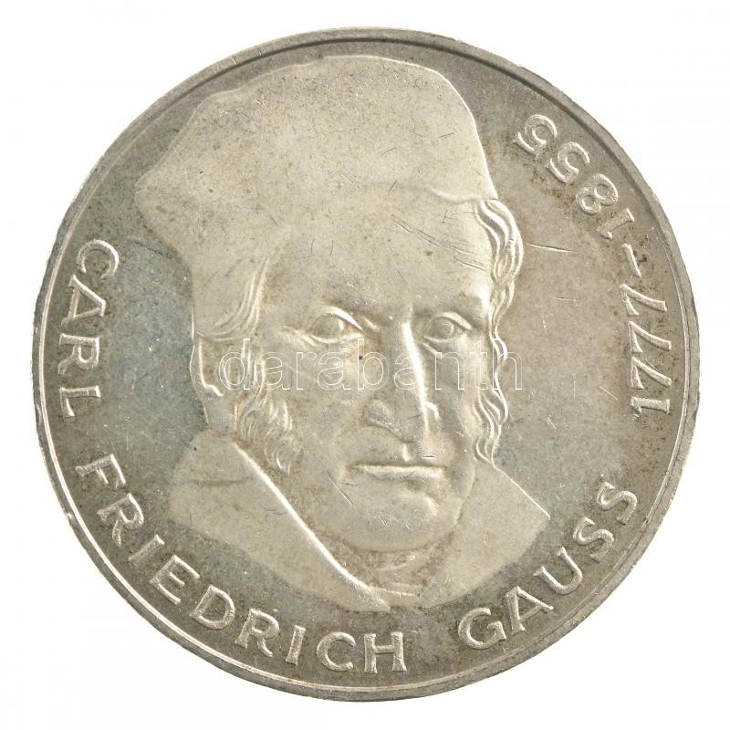 NSZK 1977J 5M Ag 'Carl Friedrich Gauss születésének 200. évfordulója' dísztokban T:1- patina FRG 1977J 5 Mark Ag '200th Anniversary - Birth of Carl Friedrich Gauss' in decorative case C:AU patina Krause KM#145