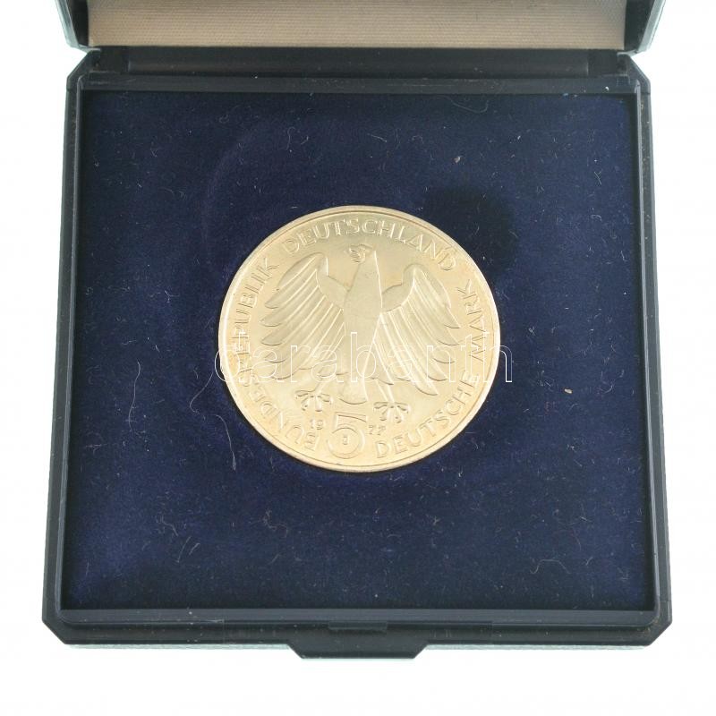NSZK 1977J 5M Ag 'Carl Friedrich Gauss születésének 200. évfordulója' dísztokban T:1- patina FRG 1977J 5 Mark Ag '200th Anniversary - Birth of Carl Friedrich Gauss' in decorative case C:AU patina Krause KM#145 - Image 2