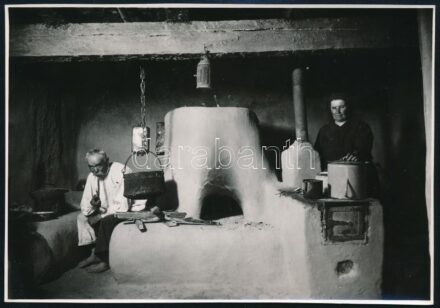 cca 1940-1950 Férfi és felesége a konyhában, néprajzi fotó, jelzés nélkül, hullámos,8x12 cm