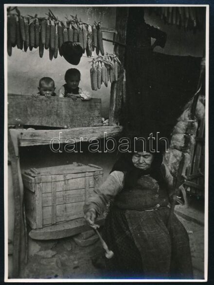 cca 1940-1950 Gyerekek a nagymamát figyelik, néprajzi fotó, jelzés nélkül, hullámos, 8x6 cm