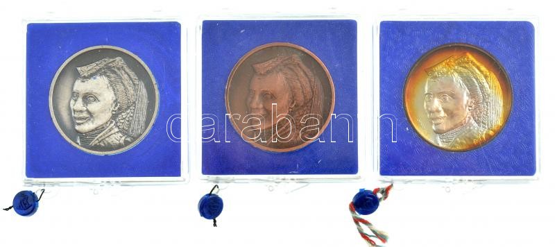 DN 'Hollókő' Br, ezüstpatinázott Br és jelzett Ag emlékérem (3xklf), mindhárom plombált ÁPV tokban (~19g/0.640/32mm) T:1- patina - Image 2