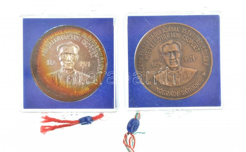 Garamkeszi János (1936-2014) 1980. 'Hazánk felszabadulásának 35. évfordulójára MÉE Salgótarjáni csoport - Nógrádi Sándor / Karancsberény' Br és jelzett Ag emlékérem plombált ÁPV tokban (2xklf) (0.640/38mm) T:1- patina - Image 2