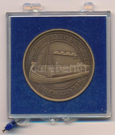 Fritz Mihály (1947-) 1983. 'MÉE Szeged / 800 éves Szeged' Br emlékérem plombált ÁPV tokban (42,5mm) T:1 Adamo SG8