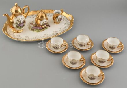 Német rokokójelenetes mokkás készlet, matricás porcelán, 24 karátos arannyal futtatott, jelzett, gyári mázhibákkal, kopásnyomokkal.