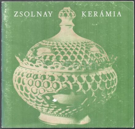 Hárs Éva: Zsolnay kerámia. Vezető az állandó kiállításhoz. Janus Pannonius Múzeum Művészeti kiadványai 34. Pécs, 1980, Szikra-ny. Fekete-fehér és színes képekkel gazdagon illusztrált. Jelzésekkel. Kiadói papírkötésben,