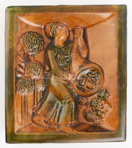 Kerámia kályhacsempe, figurális jelenettel, Országos Takaréppénztár, Budapest felirattal, repedéssel, 25x22cm