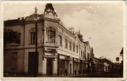 1940 Csíkszereda, Miercurea Ciuc; Str. Bratianu / Bratianu utca a szanatóriummal, Szvoboda Miklós, M. Blumenthal üzlete, gyógyszertár / street view, shops, pharmacy, sanatorium (EK)