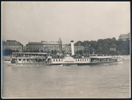 cca 1930-1940 Bp., Josef Carl lapátkerekes gőzhajó, háttérben budai panoráma a Várral, pecséttel jelzett fotó (Foto Orelly), 23x17,5 cm