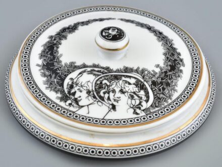 Hollóházi Jurcsák László által tervezett bonboniere. Matricás, jelzett, hibátlan. d: 12 cm.