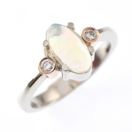Arany (Au/14) Opálköves gyémánt (0,07ct) gyűrű, rozé és fehérarany, jelzett, 54-es méret, bruttó:4,15g (Certifikáttal)