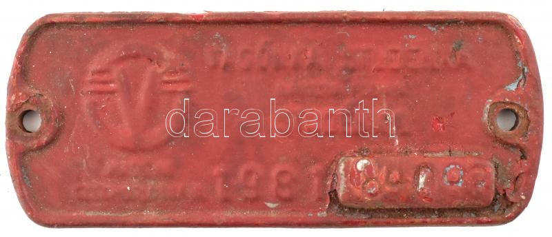 1981 Vagonka Studénka, csehszlovák vasúti kocsi tábla, öntöttvas, rozsdás, sérült zománccal, 16,5x6,5 cm / Czechoslovakian railway coach sign, cast iron, rusted, 16.5x6.5 cm