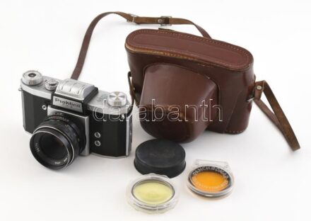 Praktica FX3 fényképezőgép, Auto Revuetar f1:2.8 50 mm objektívvel, sapkával, eredeti, kissé kopott bőr tokjában + 2 db Panchromar színszűrő lencse / Vintage German SLR camera, in slightly worn original leather case + 2 Panchromar lens
