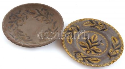 2db népi kerámia tányér, kopott, d:30,5cm