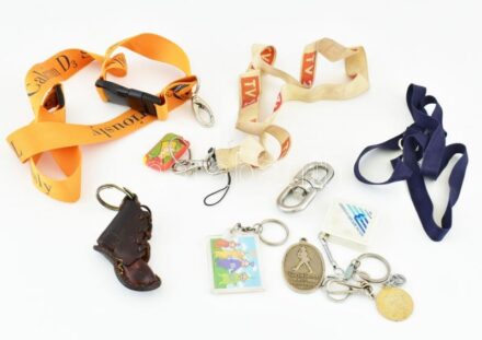 Kis doboz bolha tétel, kulcstartók + 2 db régebbi olló