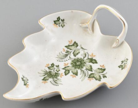 Hollóházi porcelán levél formájú tálka. Kézzel festett, jelzett, kevés kopással. 20x17 cm