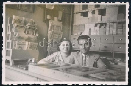 1937 Kispesti trafik belseje személyzettel, pecséttel jelzett fotó Libál műterméből, 6×9 cm