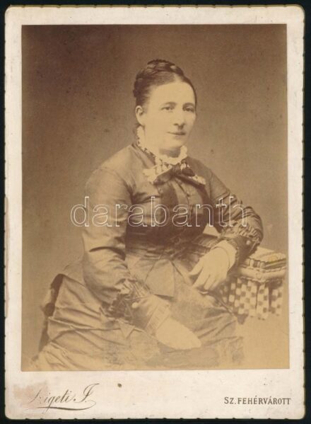cca 1890 Női portré, Székesfehérvár, Szigeti fényképész műtermében készült, nagyméretű keményhátú vintage fotó, kissé kopott, hátoldala kissé foltos, 23x17 cm