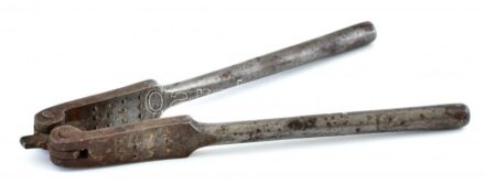 Régi fém diótörő, kopott, h: 13 cm