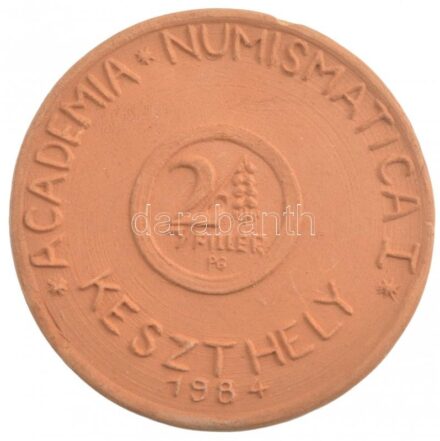 1984. 'Academia Numismatica I - Keszthely 1984' kerámia plakett, lepattanásokkal, hátlapon '100' jelzéssel, sorszám(?) (69mm) T:2