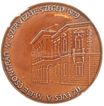 Fritz Mihály (1947-) 1979. 'Tíz éves a MÉE Csongrád M. Szervezete Szeged 1979' egyoldalas, mázas kerámia plakett (91mm) T:2 lepattanások, peremhiba