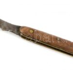 Régi bicska Guss-stahl jelzéssel, fa nyéllel, kopott, pengehossz: 6 cm, teljes: 16 cm