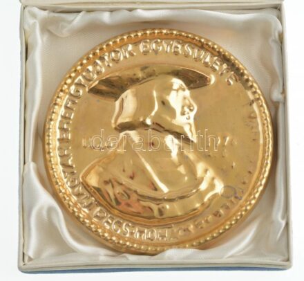 1976 'Magyar Éremgyűjtők Egyesülete VII. Vándorgyűlése Pécs - Mohács' egyoldalas aranyozott porcelán plakett díszdobozban (88,5mm) T:1