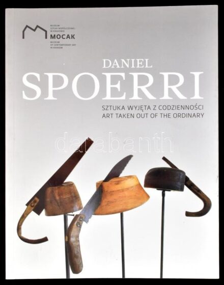 Spoerri, Daniel: Sztuka wyjeta z codziennosci. Art Taken Out of the Ordinary. Kraków, 2016, MOCAK. Gazdag képanyaggal illusztrálva. Lengyel és angol nyelven. Kiadói papírkötés.