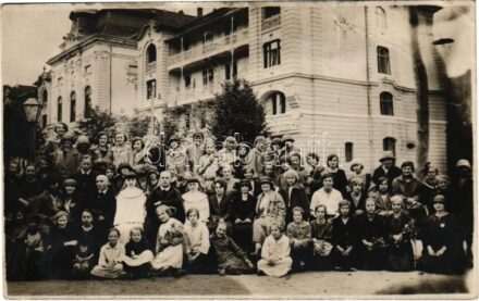 Bártfafürdő, Bardejovské Kúpele, Bardiov, Bardejov; vendégek csoportja / group of guests at the spa. M. Szabó photo (r)