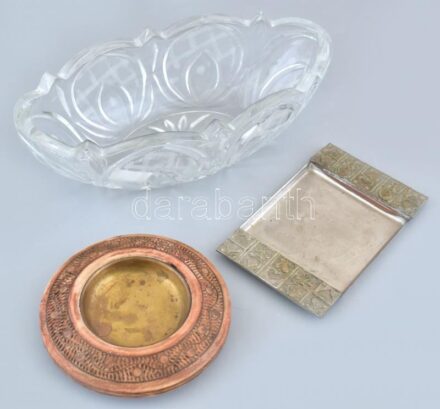 Retró fém tálka, kártya motívumokkal, jelzés nélkül, kopott, 14,5x9cm + üveg tál, kopott, csorba h:25cm, + fa hamutál, réz betéttel, kopott, d:12cm