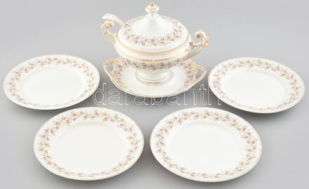 Antik kézzel festett porcelán, szószos tál aljjal, fedelén repedés, 4 db tányér. Jelzés nélkül, kopásnyomokkal.