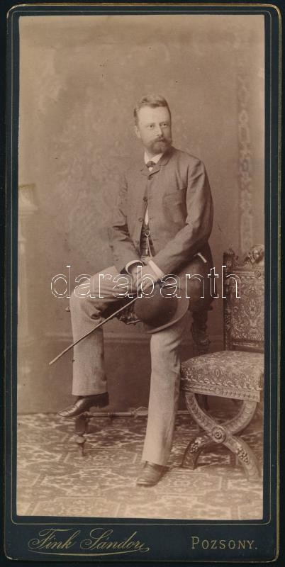 1897 Mosonmagyaróvár, férfi sétapálcával, keményhátú fotó Fink Sándor pozsonyi műterméből, 21×10 cm