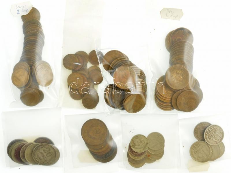 Szovjetunió. Kis doboznyi (~168db) vegyes érme tétel névérték szerint válogatva T:vegyes Soviet Union. Small box of mixed coins sorted by denomination (~168pcs) C:mixed