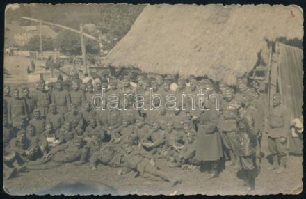 cca 1930 Katonai csoportkép egy sávos sapkával az alakulat tagjain. Fotólap 14x9 cm