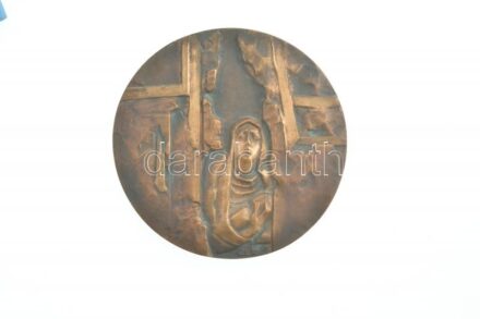 Csíkszentmihályi Róbert (1940-2021) DN Könyörgő Madonnát ábrázoló egyoldalas bronz plakett, tokban (104mm) T:1- patina