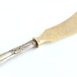 Ezüst (Ag markolatú tortakés, jelzett, h:27cm, bruttó: 101g