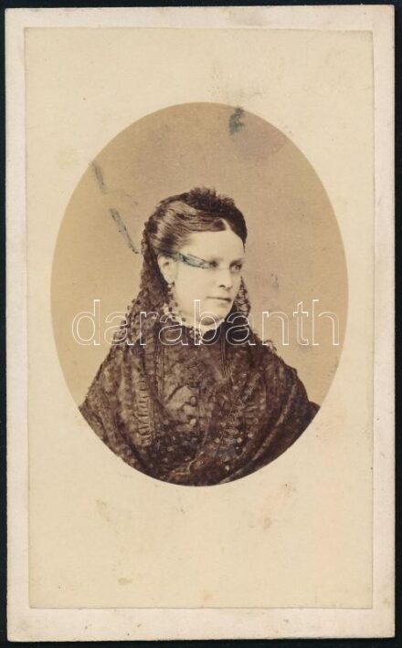 cca 1870 Női portré, keményhátú fotó E. Le Jeune nápolyi műterméből, 10×6 cm