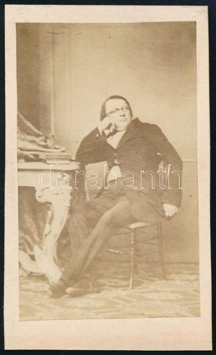 cca 1860 Férfi széken, keményhátú műtermi portré Schlossarek bécsi műterméből, 10,5×6,5 cm