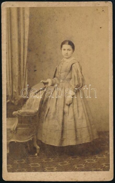 cca 1865 Kislány egész alakos portréja, keményhátú fotó Wünsch bécsi műterméből, 10×6 cm