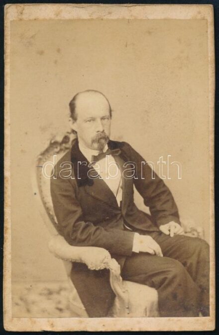cca 1860 Férfi fotelben, keményhátú fotó Adolf Ost bécsi műterméből, 9,5×6 cm