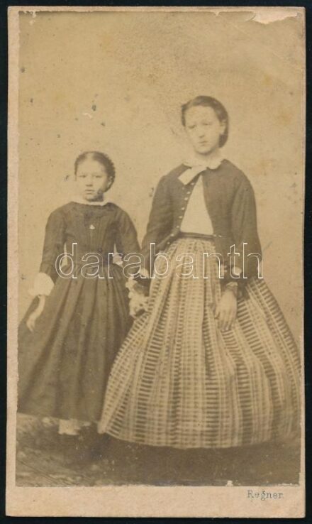 cca 1865 Lánytestvérek, keményhátú fotó Regner bécsi műterméből, kis sérüléssel, 10×6 cm