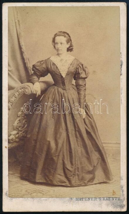 cca 1865 Nő egész alakos portréja, keményhátú fotó Matzner és Raentz bécsi műterméből, 10×6 cm