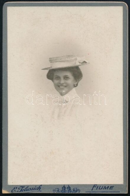 cca 1910 Bulyovszky Ilka, keményhátú fotó Jellusich (Fiume/Abbázia) műterméből, vágott karton, 9,5×6,5 cm