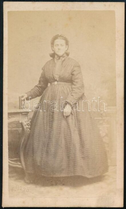 cca 1875 Női portré, keményhátú fotó Julius Schindler bécsi műterméből, 10,5×6 cm