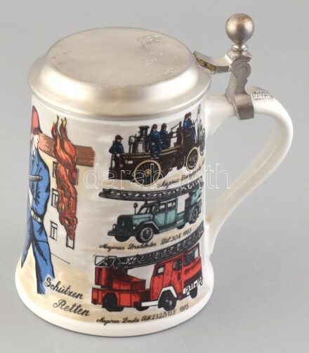Porcelán korsó, ón fedéllel. tűzoltó jelenettel. Matricás, jelzett, hibátlan 16 cm