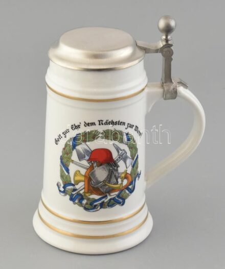 Porcelán korsó, ón fedéllel. tűzoltó jelenettel. Matricás, jelzett, hibátlan 20 cm