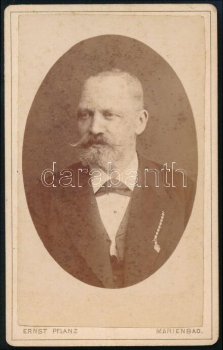 cca 1880 Férfiportré, keményhátú fotó Pflanz marienbadi műterméből, 10,5×6,5 cm