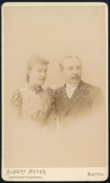 cca 1890 Fiatal házaspár portréja, keményhátú fotó Albert Meyer berlini műterméből, 10,5×6 cm